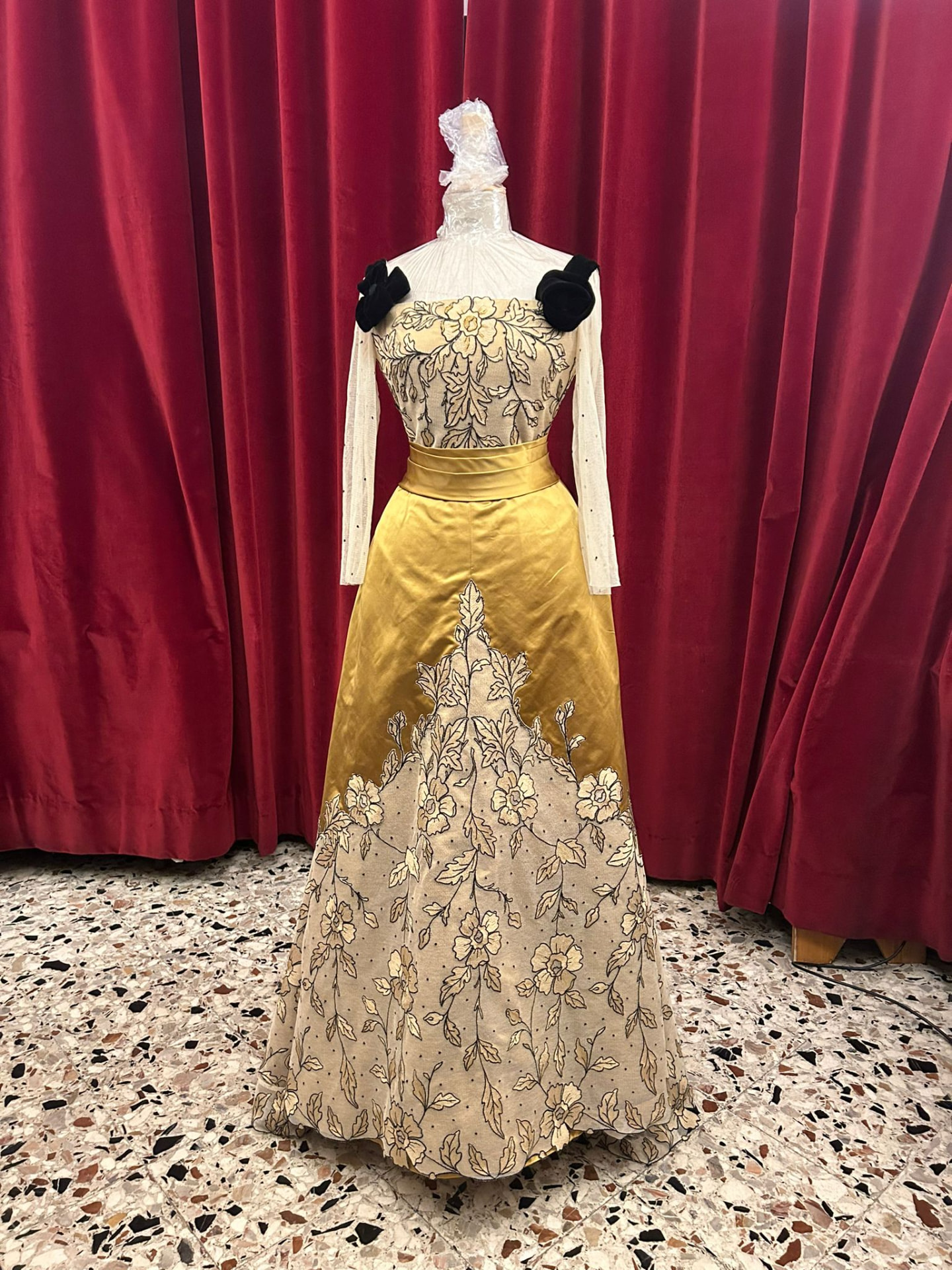 Abito storico in seta oro con tulle ricamato realizzato dalla Sartoria Pipi