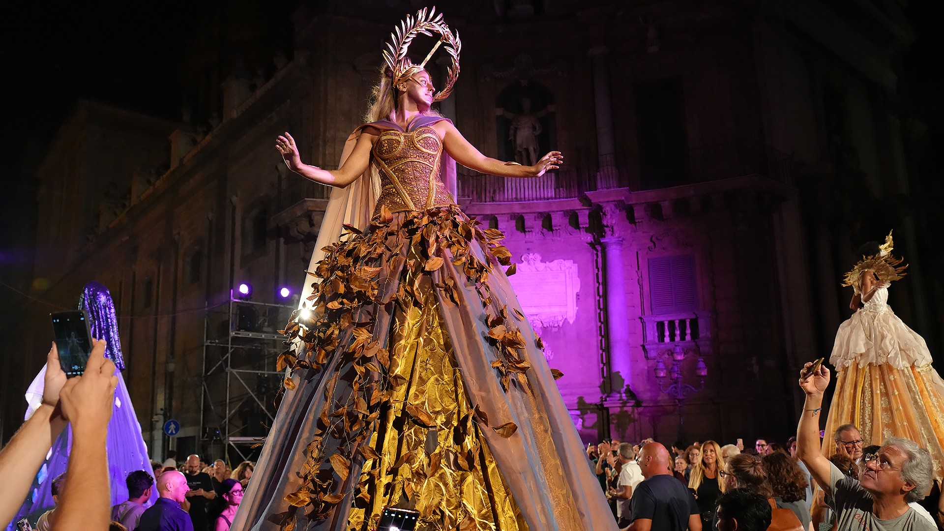 Costume in oro con corsetto ricamato realizzato dalla Sartoria Pipi