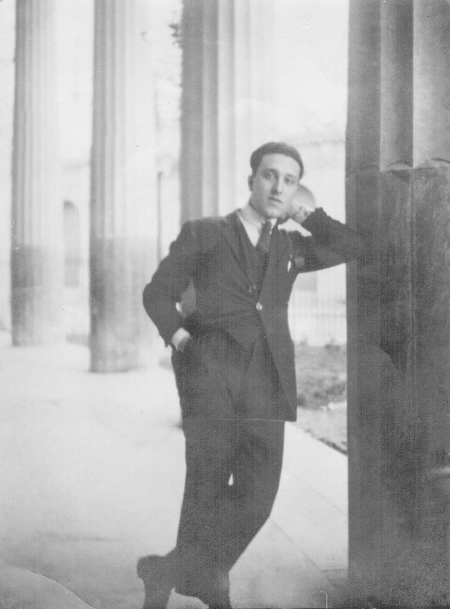 Ritratto fotografico d'epoca di Antonino Pipi appoggiato a una colonna