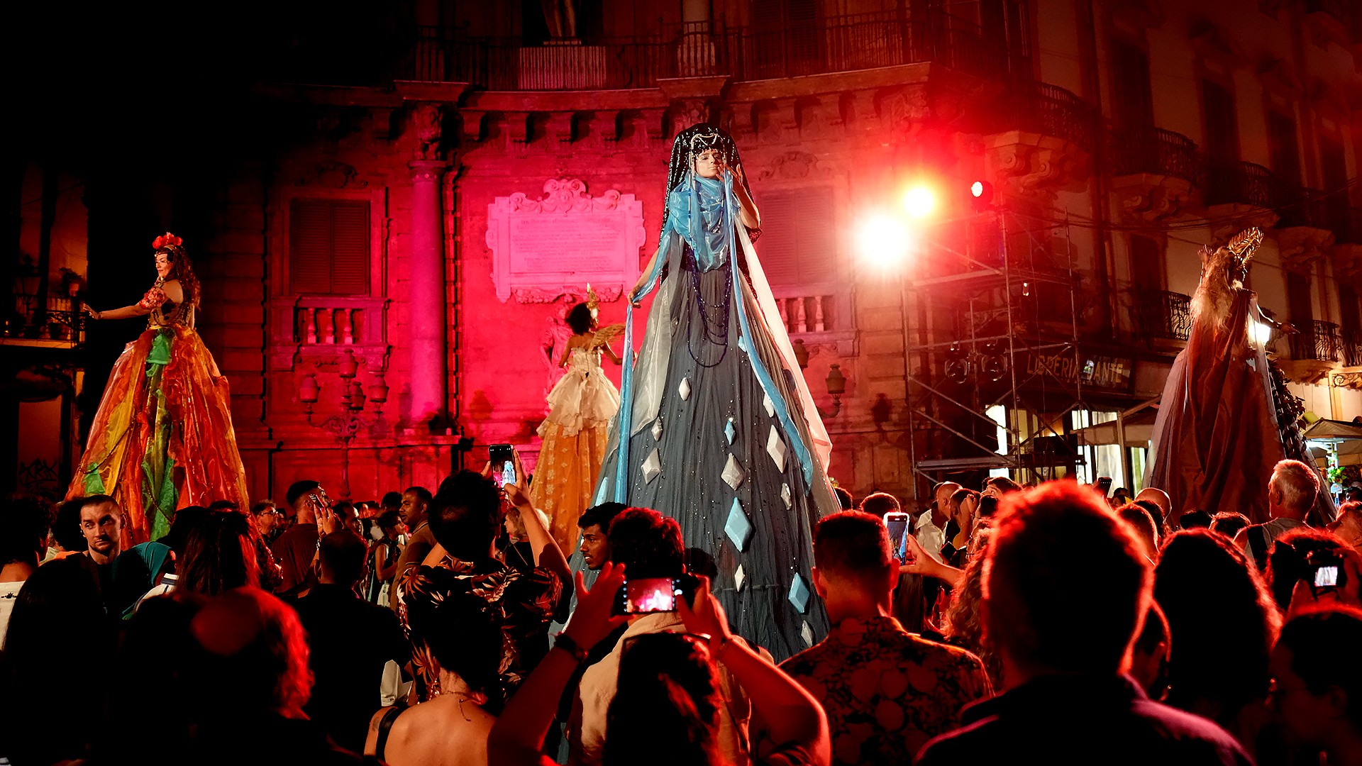 Costume teatrale su trampoli realizzato dalla Sartoria Pipi per il Festino di Palermo